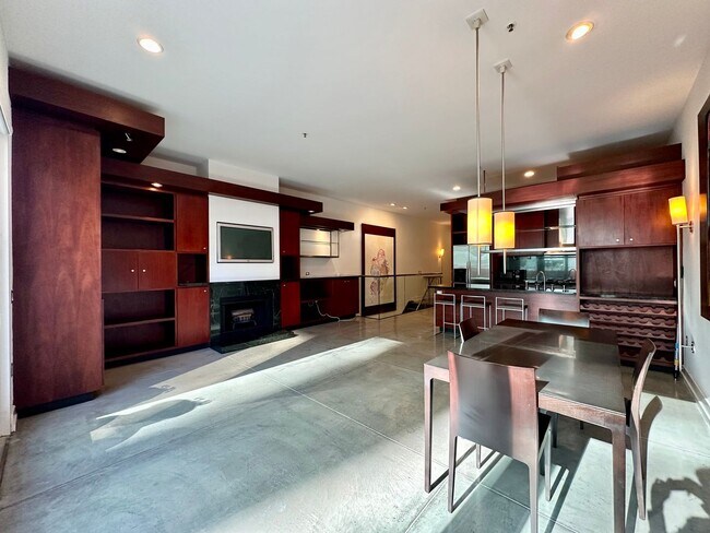Building Photo - LUXURY TOP-FLOOR 2BR/2.5BA PENTHOUSE LOFT ...