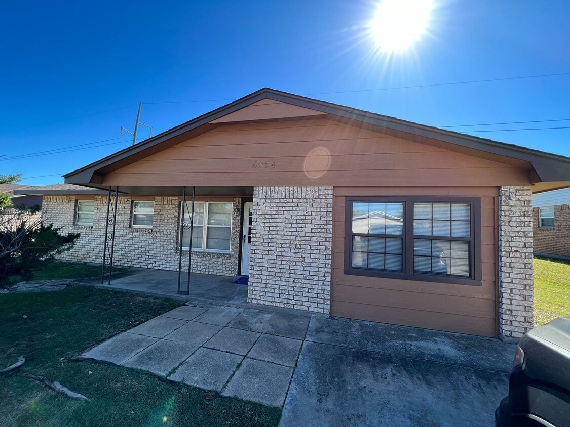 Primary Photo - 6954 SW Forest- AVAILABLE NOW!