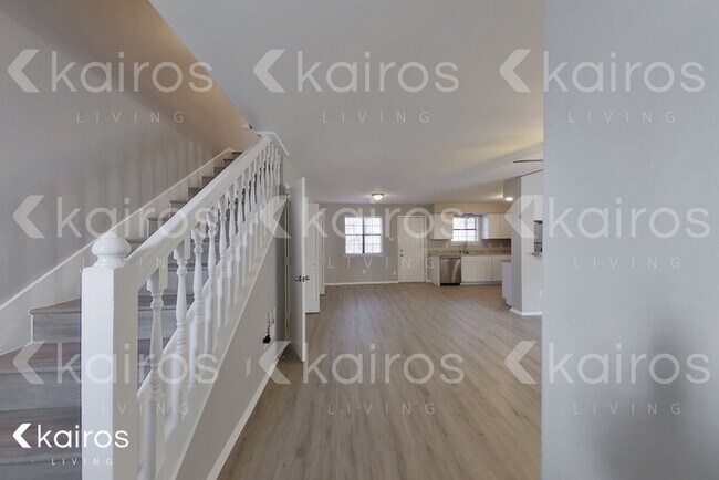 Building Photo - 826 Courtenay