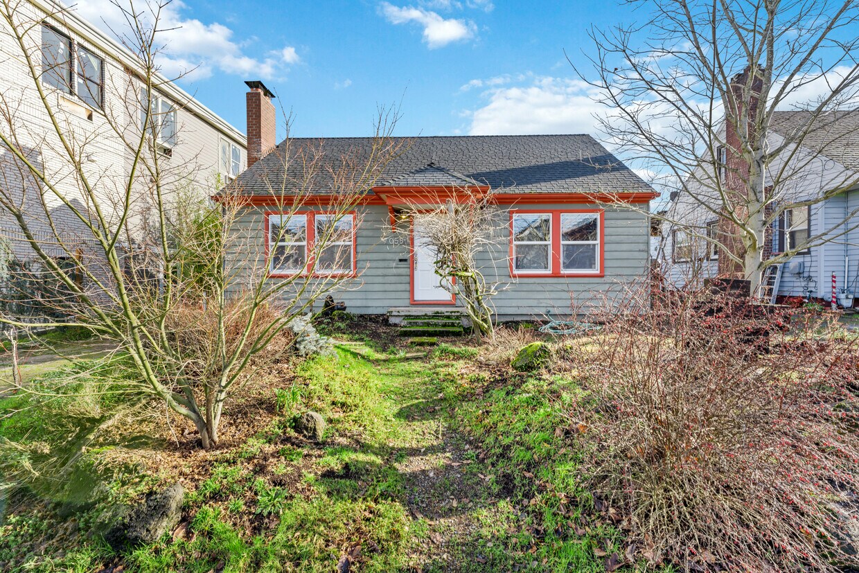 Primary Photo - 7058 N Greenwich Ave