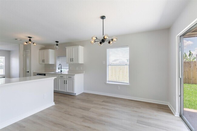 Foto del edificio - 16711 Hollow Ridge Dr