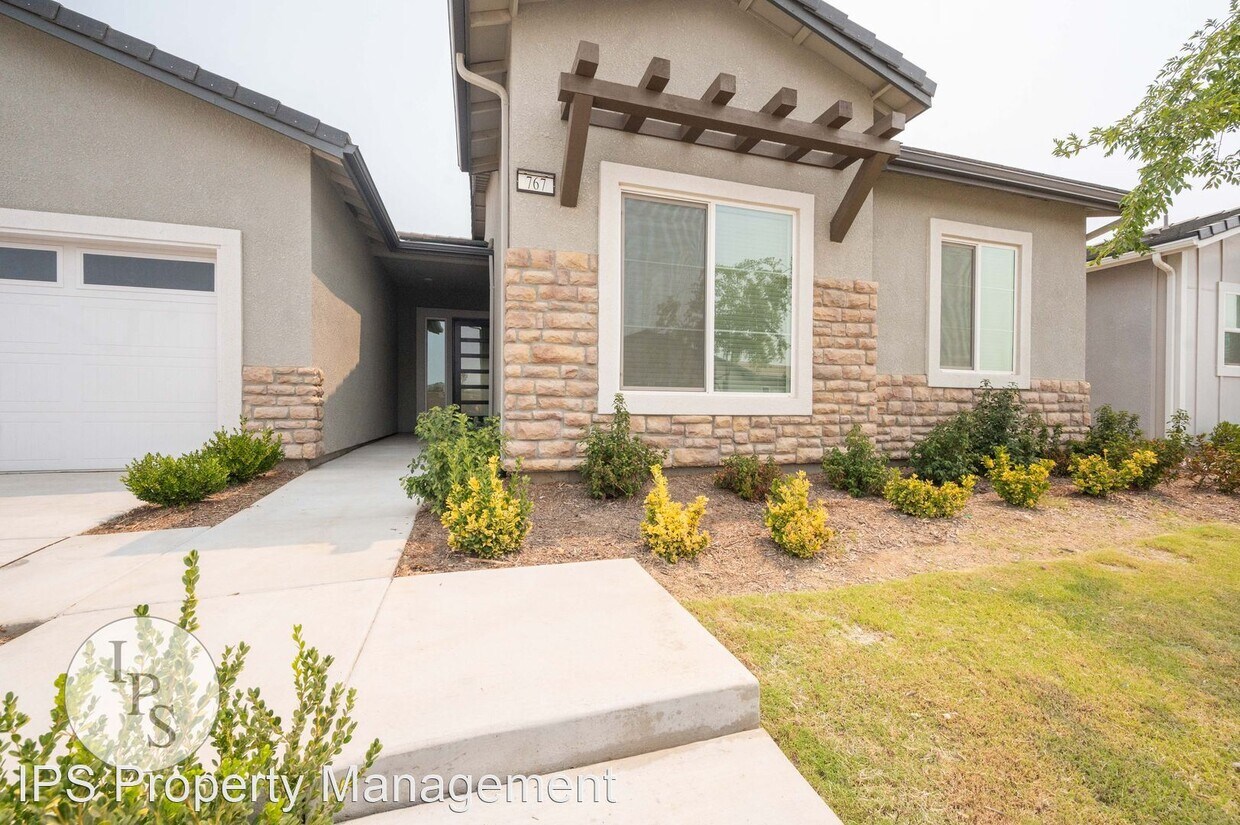 Foto principal - 4 br, 2 bath House - 767 Sunset Drive S