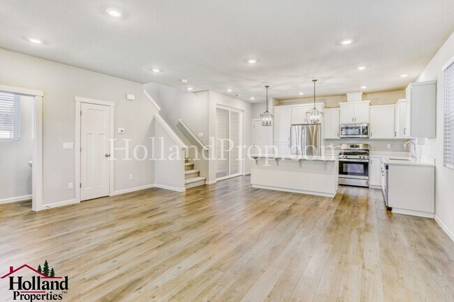 Building Photo - Charming 4-Bedroom Home in Hillsboro with Modern Comforts!