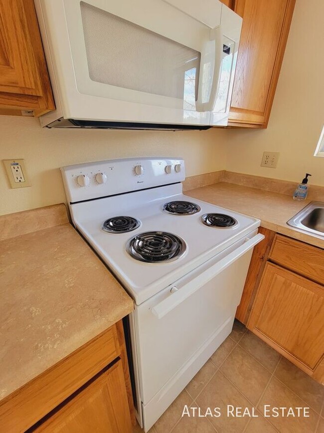 Building Photo - NEWLY RENOVATED 2bed 2bath on the West sid...