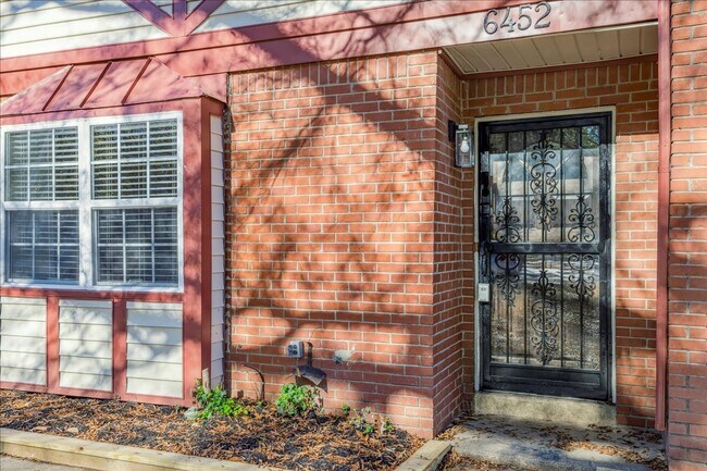 Building Photo - Updated 3 Bedroom Townhome