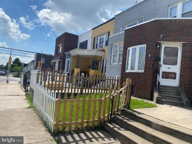 Building Photo - 2554 S 67th St