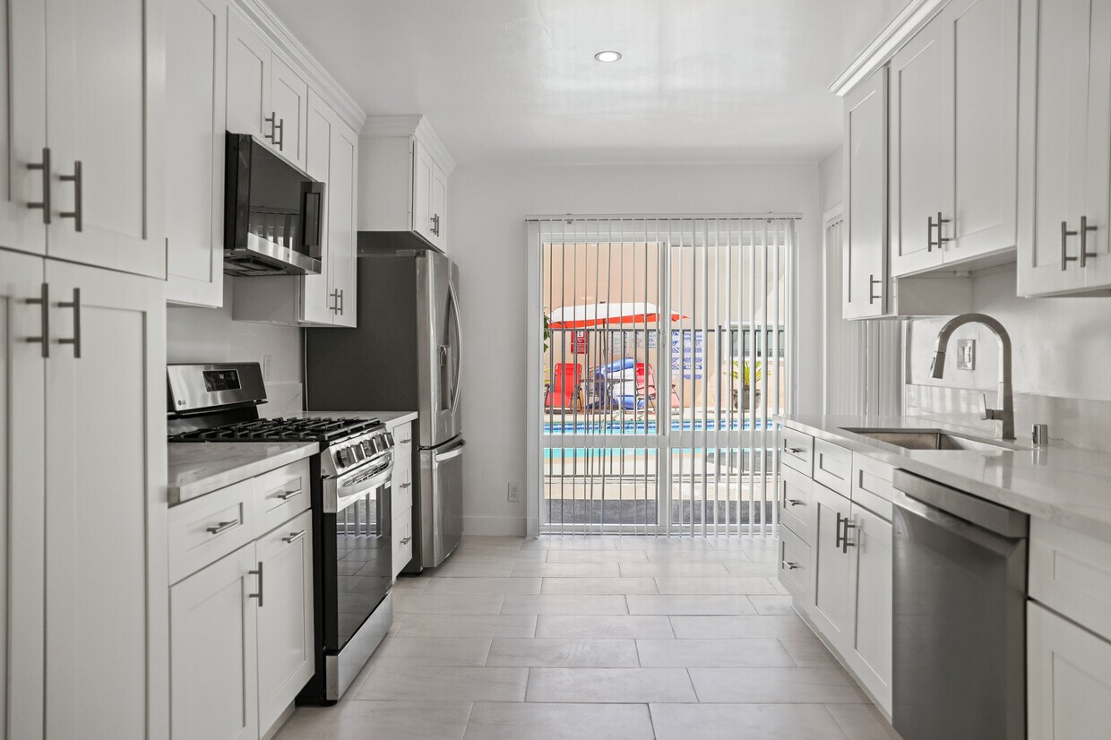 Foto principal - 11680 Chandler Blvd