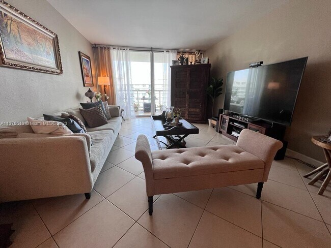 Foto del edificio - 5600 Collins Ave