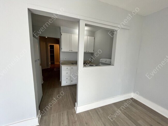 Foto del edificio - 413 N Moore Rd
