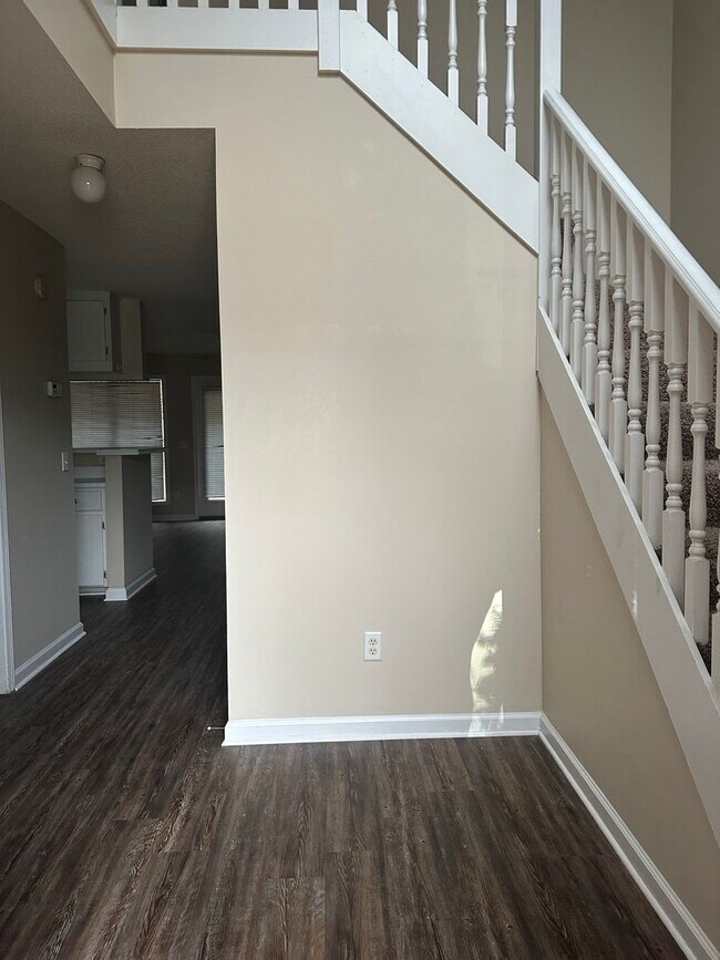 Foto del edificio - Dunwoody Subdivision - End Unit!  EXTRA PARKING!