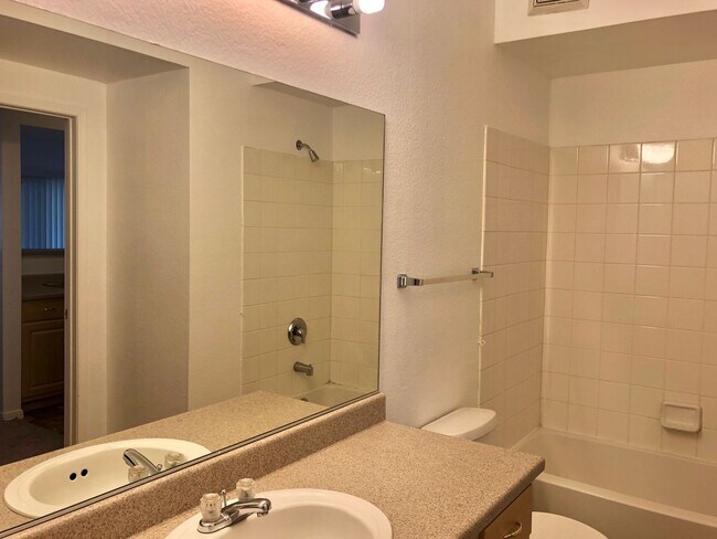 Foto del edificio - Spacious 2Bed/2Bath 2nd Floor Condo located in The Reagent at Town Center !