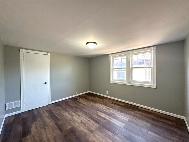 Building Photo - Exquisite 4 Bedroom 2 Bathroom Home in Min...