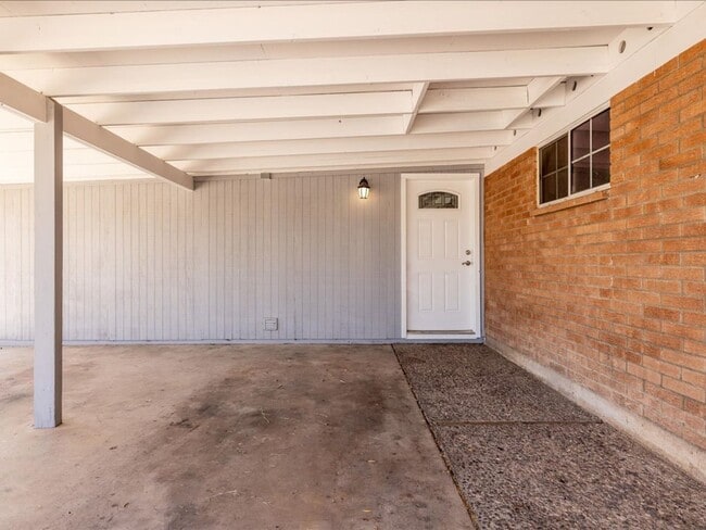 Building Photo - 4 Bedroom 2 Bathroom