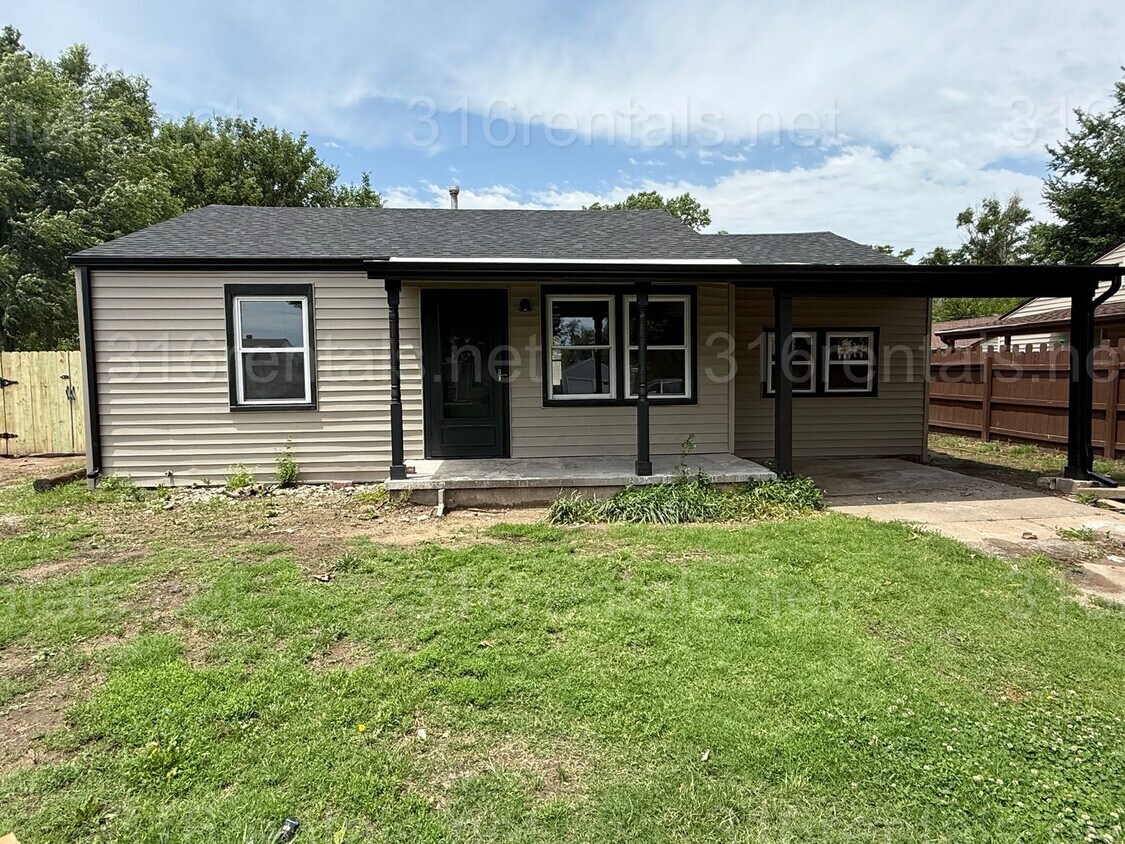Primary Photo - $1350 - 3 bedroom / 1 bathroom - Newly Rem...