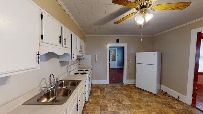 Building Photo - 642 Cotton Ave