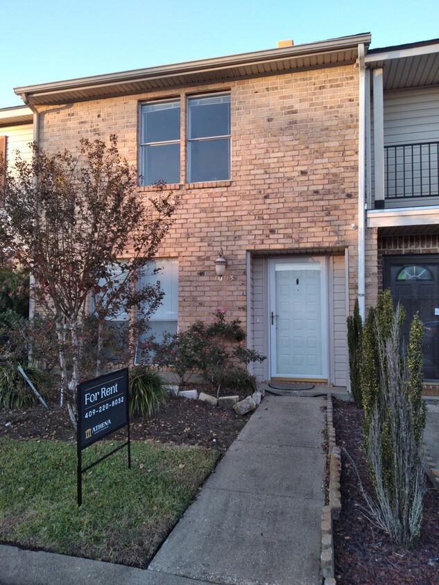 Foto principal - 2 Bedroom, 2.5 Bath, 2 Car Garage Townhouse!