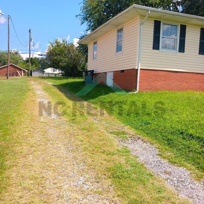 Building Photo - Stunningly Revamped 3-Bedroom, 1-Bathroom ...