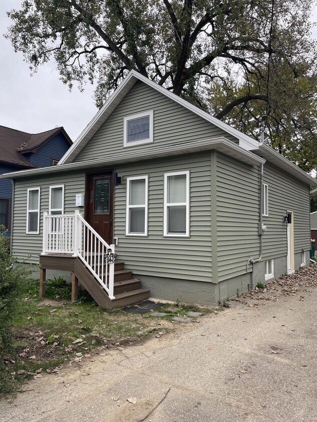 Primary Photo - 321 Rethke Ave