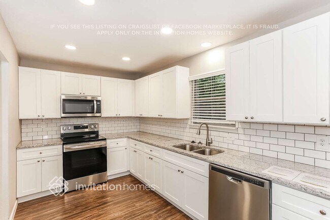 Foto del edificio - 811 Clover Park Dr