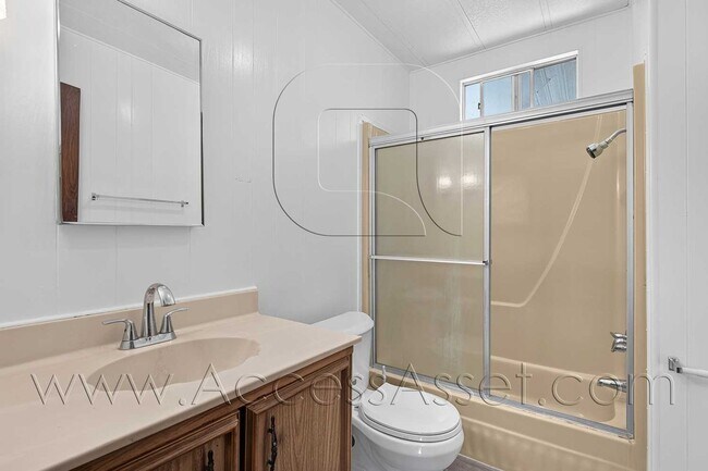 Foto del edificio - 16450 Monterey St