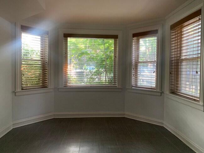 Foto del edificio - 2913 N Sacramento Ave