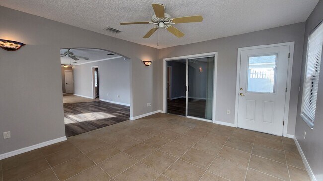 Foto del edificio - 2095 Burroughs Rd