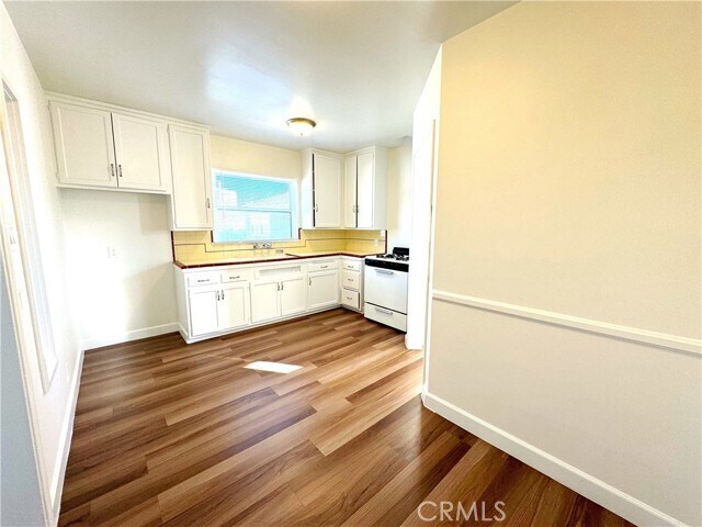 Building Photo - 660 W Glenoaks Blvd