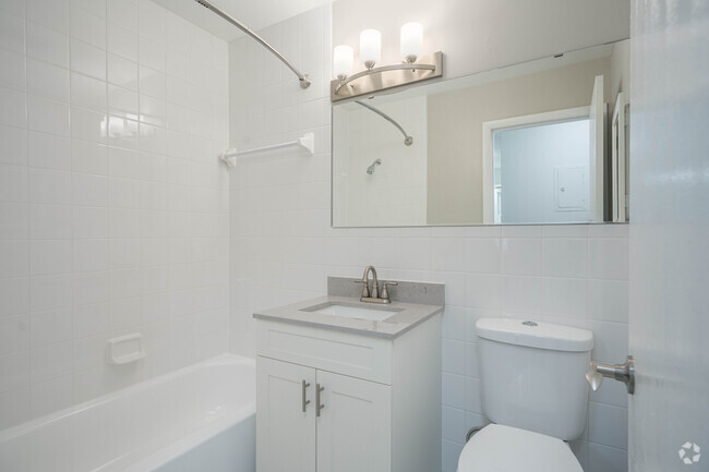 2BR,1BA - 750SF - Bathroom - Shoreline Place