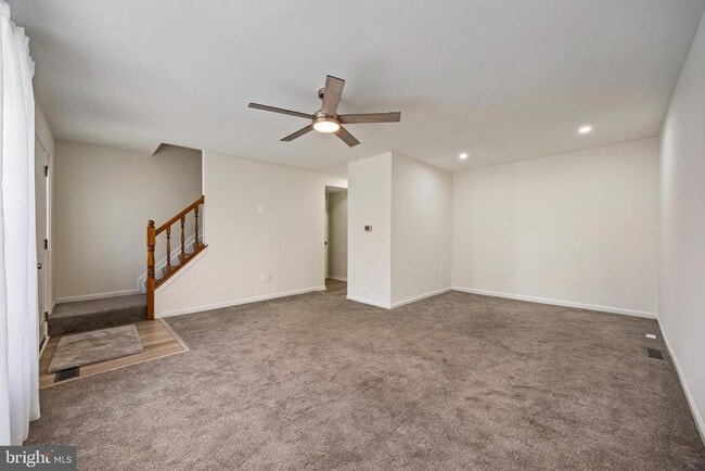Foto del edificio - 284 Oakwood Village Ct