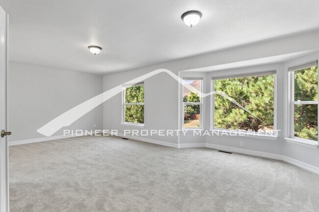 Foto del edificio - Low-Maintenance Living in Desirable West Side Neighborhood 5 bd, 2 car garage and AC