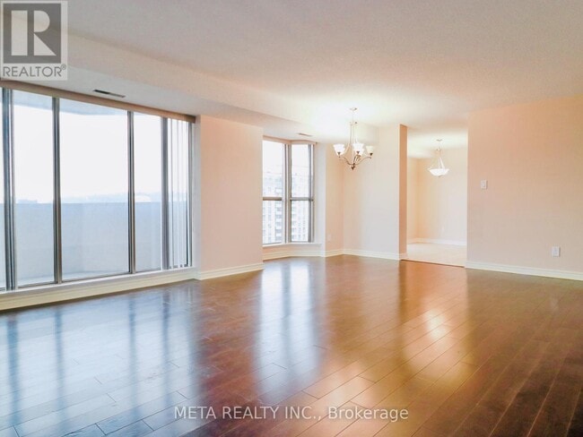 Building Photo - 67 Caroline St S