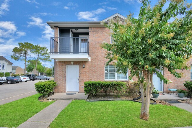 Building Photo - 11899 Algonquin Dr