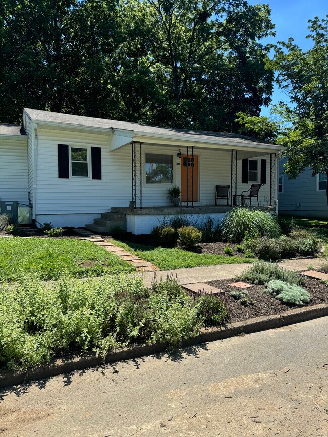 Front Entrance - 1407 Debow St
