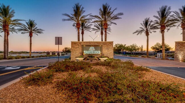 Foto del edificio - Rare Find! Spacious 3-Bed, 2-Bath + 3-Car ...