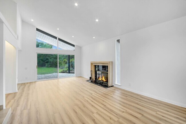 Building Photo - Rent this Beautiful 5 BEDROOM HOME NOW!