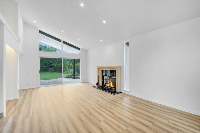 Foto del edificio - Rent this Beautiful 5 BEDROOM HOME NOW!