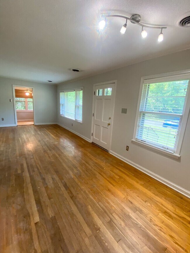 Foto del edificio - 3 bedroom, 1 bath near Poplar and Colonial