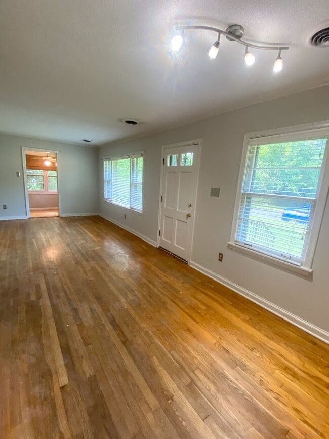 Photo - 3 bedroom, 1 bath near Poplar and Colonial House