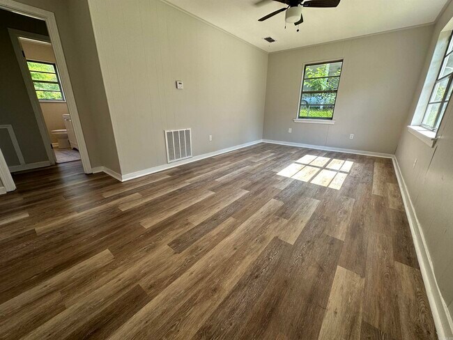 Building Photo - 710 Dalewood