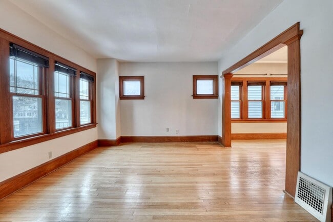 Building Photo - 5113 W Wisconsin Ave