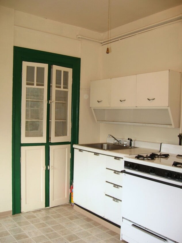 Great deal on a plex in Goose Hollow! - Great deal on a plex in Goose Hollow!