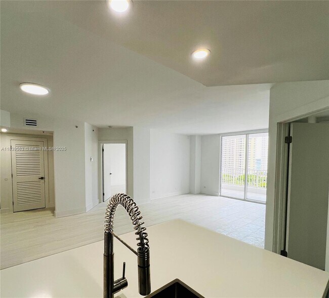 Building Photo - 701 Brickell Key Blvd