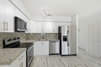 Building Photo - 2627 SW 29th Pl