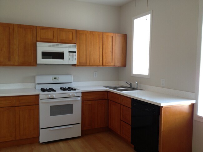 kitchen - 2415 W Warner Ave