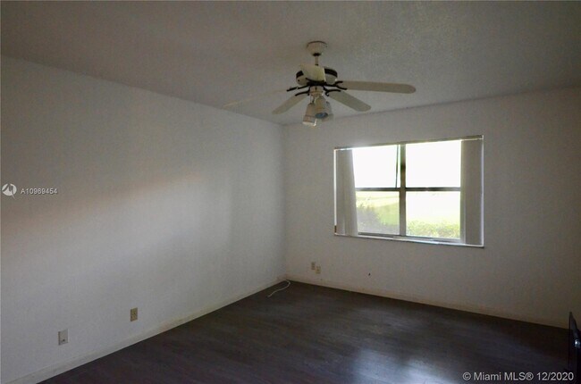 Building Photo - 6201 N Falls Cir Dr