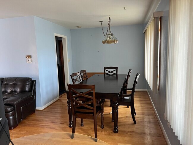 Foto del edificio - 8549 N Olcott Ave