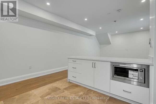 Photo du bâtiment - 2579 Yonge St