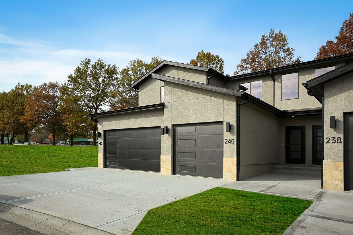 Primary Photo - Two Bedroom Twin Villa with Attached 1-Car Garage
