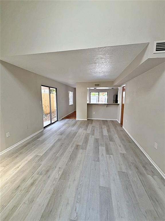 Foto del edificio - 5329 Blue Grass St