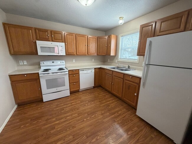 Building Photo - 427 E Masterson Ave